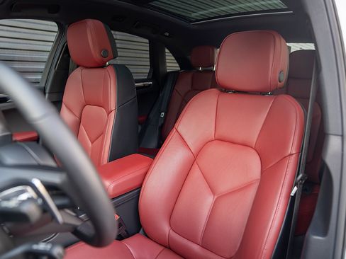 Certified 2026 Porsche Macan AWD/4WD image 5