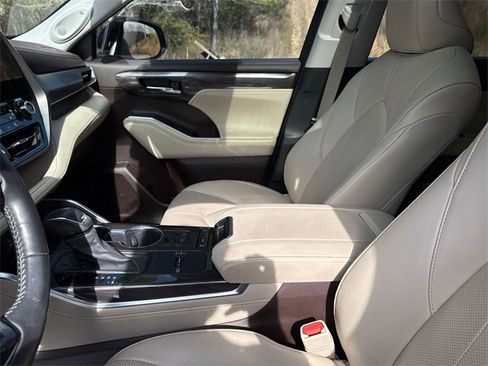 Used 2022 Toyota Highlander Limited image 24