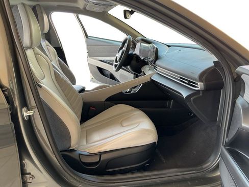 Certified 2025 Hyundai Elantra Limited FWD image 8