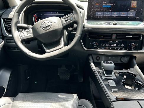 Certified 2025 Nissan Rogue Platinum w/ Platinum Premium Package FWD image 25