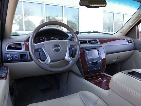 Used 2014 Chevrolet Suburban LTZ image 5