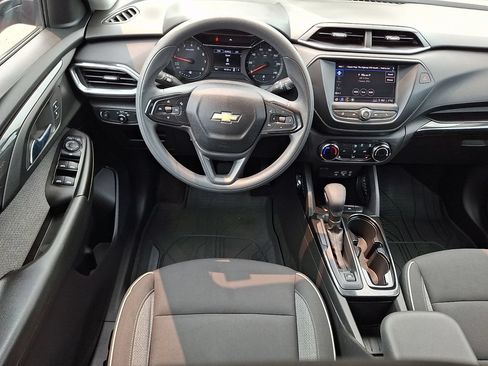 Used 2023 Chevrolet TrailBlazer LT FWD image 2