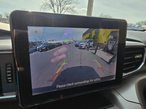 Used 2022 Ford Explorer XLT w/ Equipment Group 202A image 10