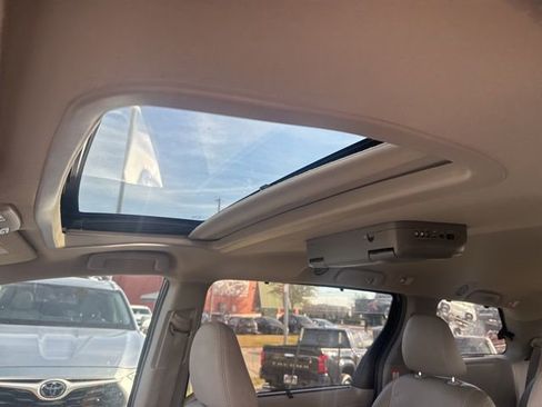 Used 2017 Toyota Sienna XLE Premium image 12