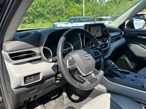 Used 2024 Toyota Highlander XLE FWD image 46