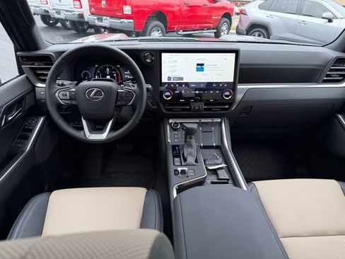 Used 2025 Lexus GX 550 image 10