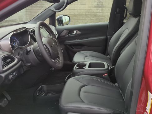 New 2026 Chrysler Pacifica Select image 13