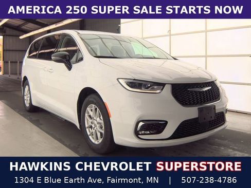 Used 2024 Chrysler Pacifica Touring-L image 1