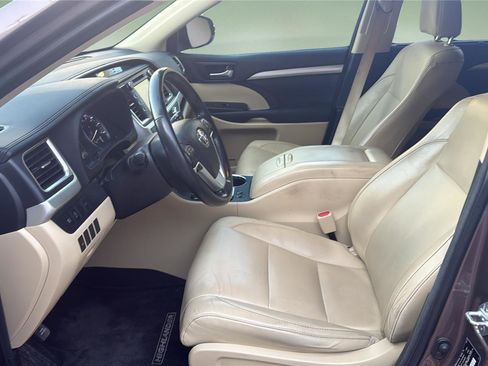 Used 2017 Toyota Highlander XLE image 12