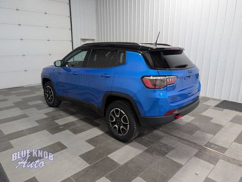 Used 2025 Jeep Compass Trailhawk AWD/4WD image 2