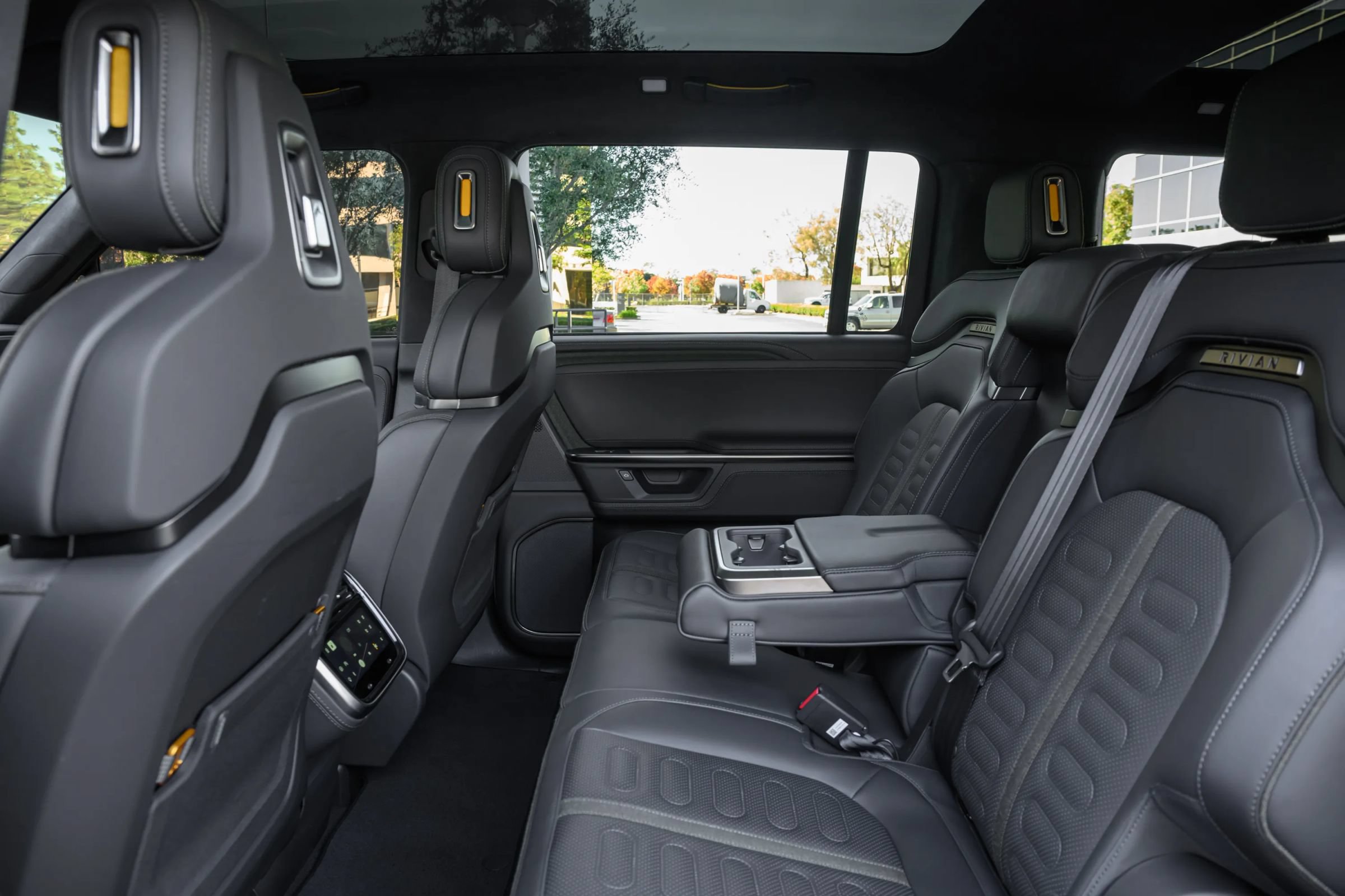 Used 2025 Rivian R1S Adventure Dual AWD/4WD image 19
