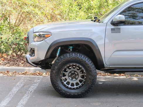 Used 2021 Toyota Tacoma TRD Off-Road w/ Technology Package AWD/4WD image 8