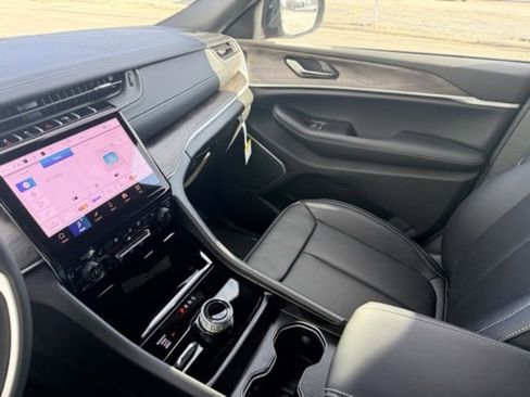 New 2025 Jeep Grand Cherokee Limited image 11