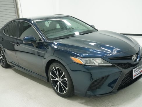 Used 2018 Toyota Camry SE w/ Convenience Package FWD image 3