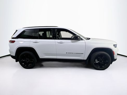 Used 2023 Jeep Grand Cherokee Limited w/ Black Appearance Package AWD/4WD image 4