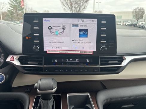 Used 2024 Toyota Sienna XLE image 10
