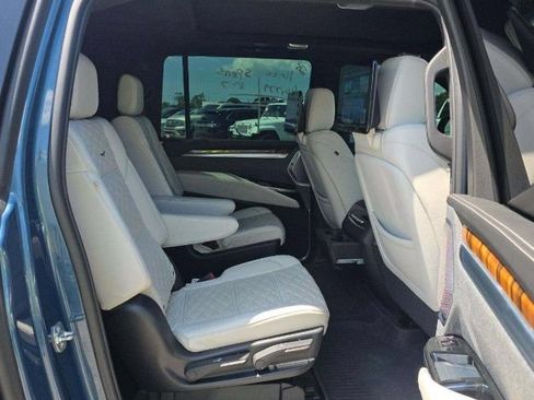 Used 2025 Cadillac Escalade ESV Sport Platinum AWD/4WD image 8