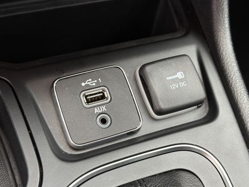 Used 2019 Jeep Cherokee Latitude Plus image 31