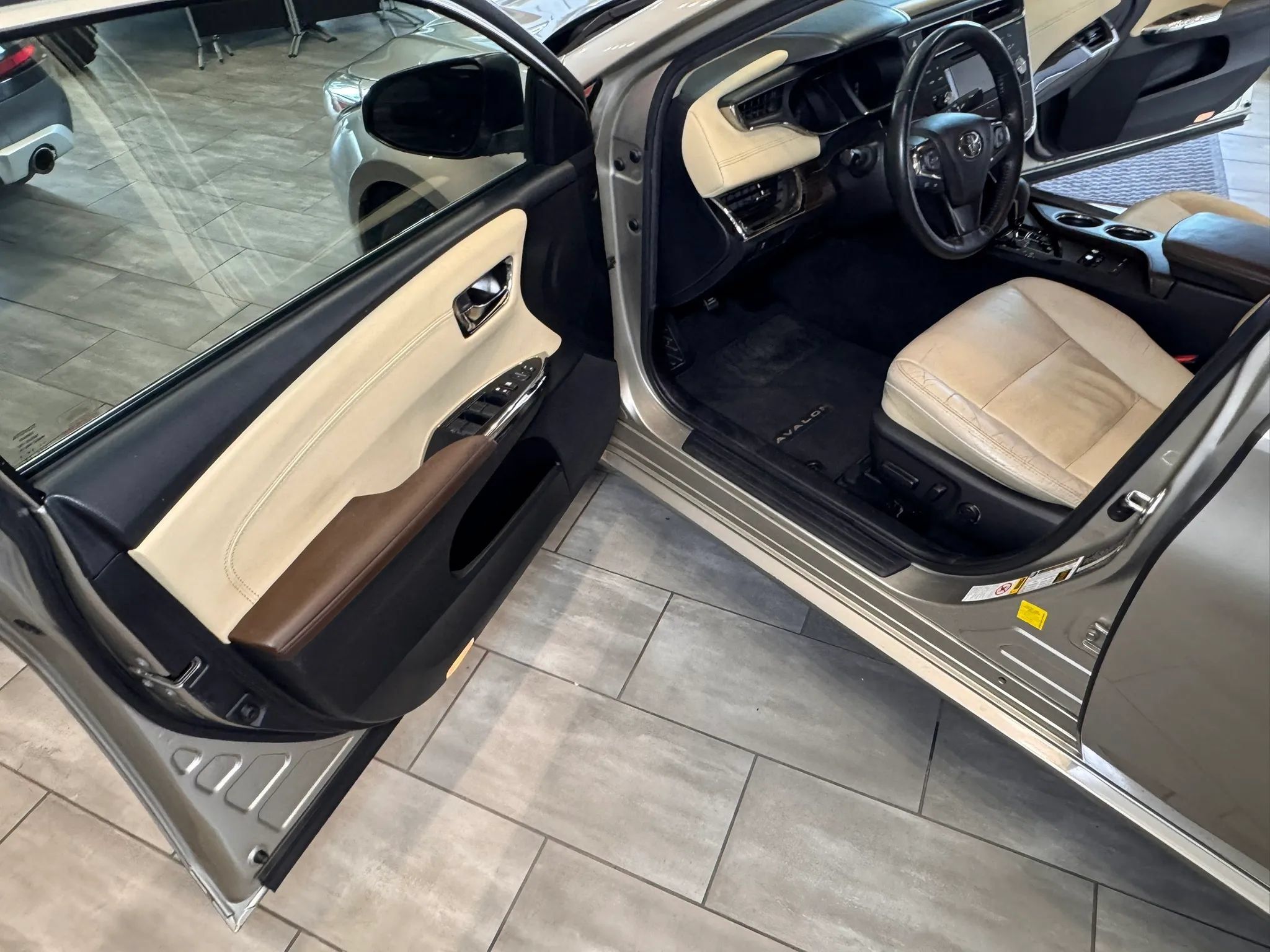 Used 2015 Toyota Avalon XLE FWD image 25