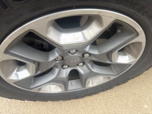 Used 2019 Jeep Cherokee Trailhawk AWD/4WD image 9