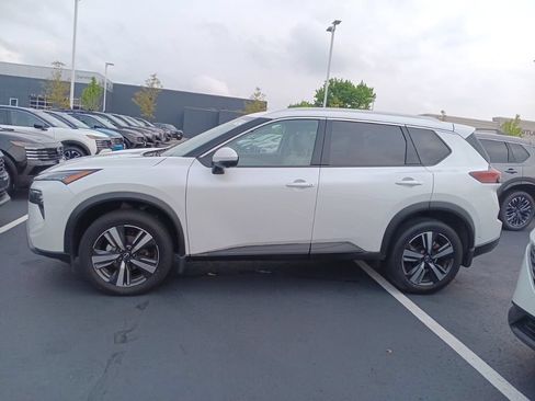 Used 2025 Nissan Rogue SL AWD/4WD image 2