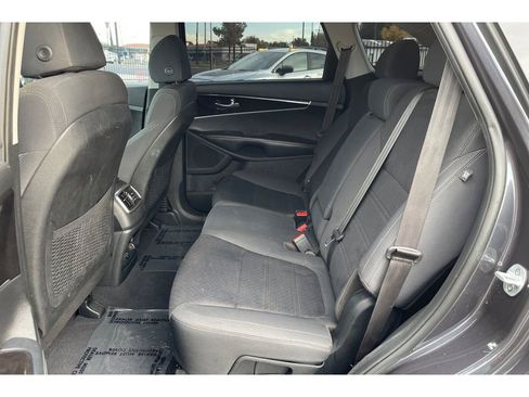 Used 2018 Kia Sorento LX image 15
