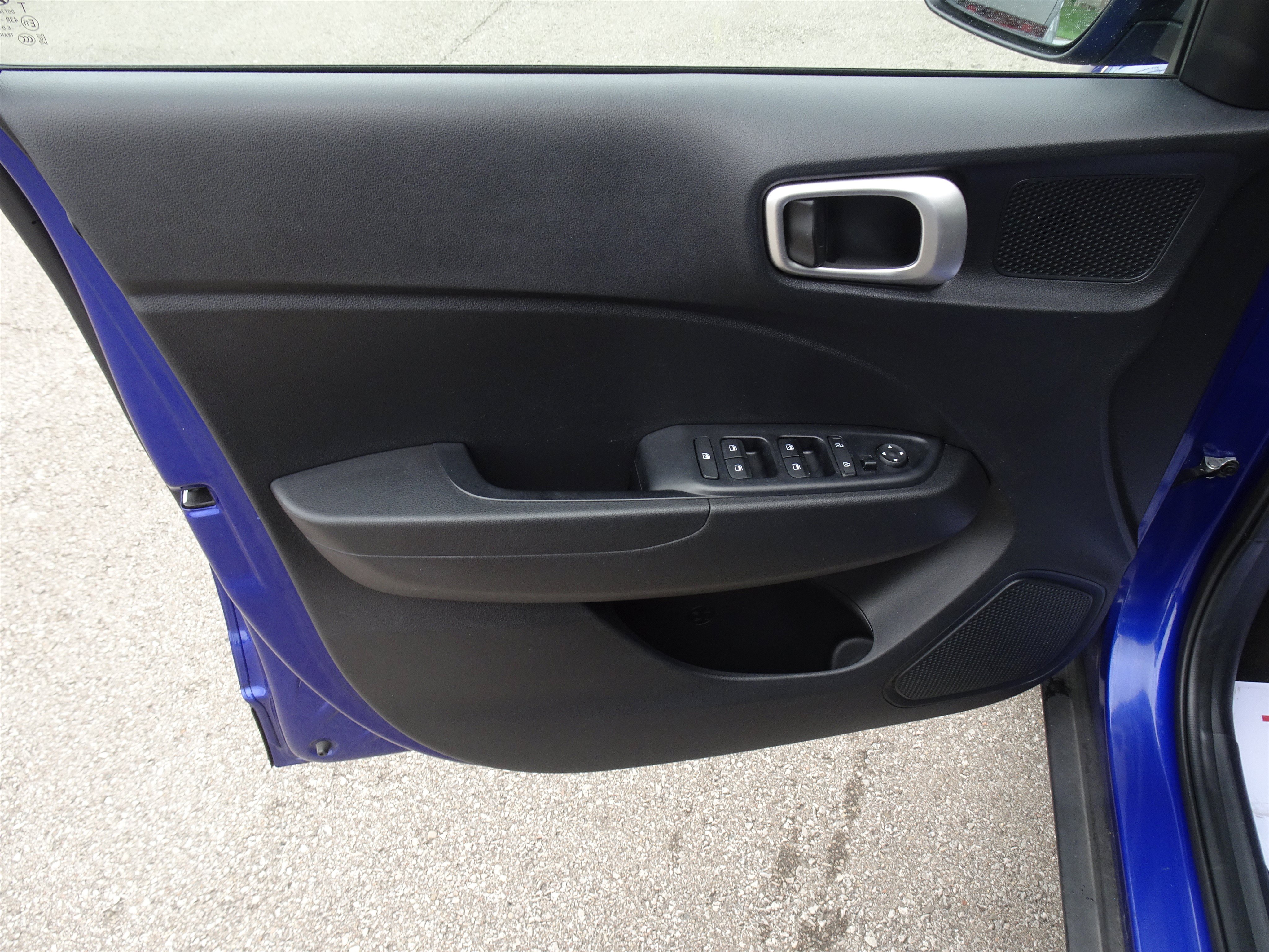 Used 2022 Hyundai Venue SEL FWD image 12