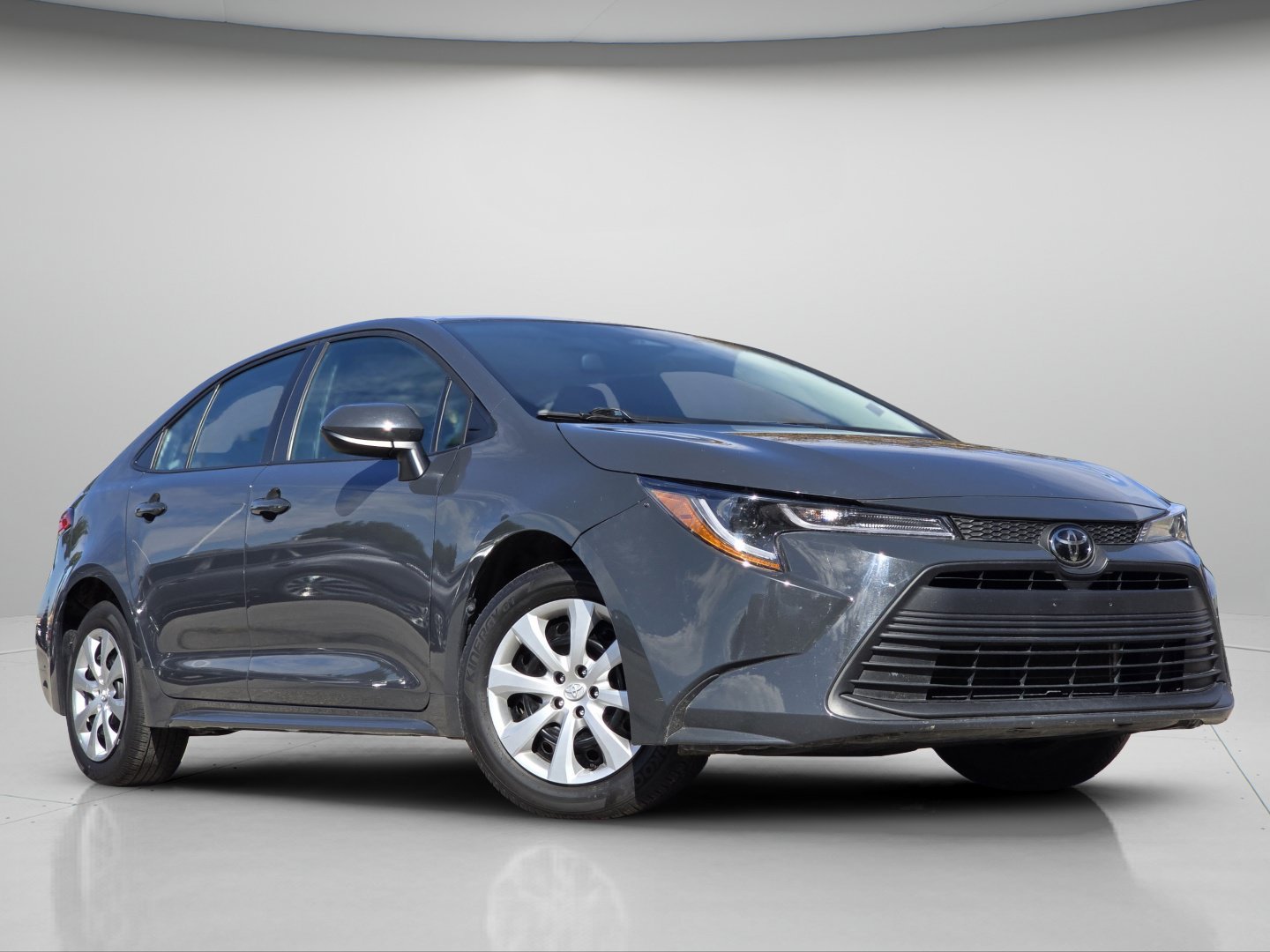 Used 2025 Toyota Corolla LE FWD image 2