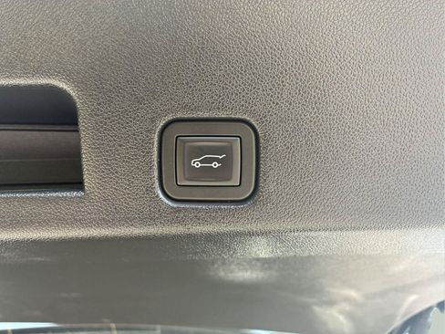 Used 2025 Chevrolet Traverse LT AWD/4WD image 11