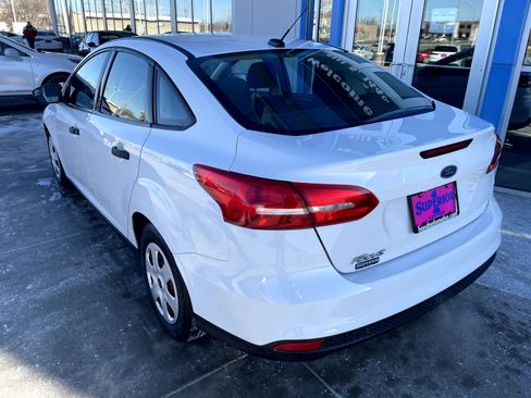 Used 2018 Ford Focus S image 2