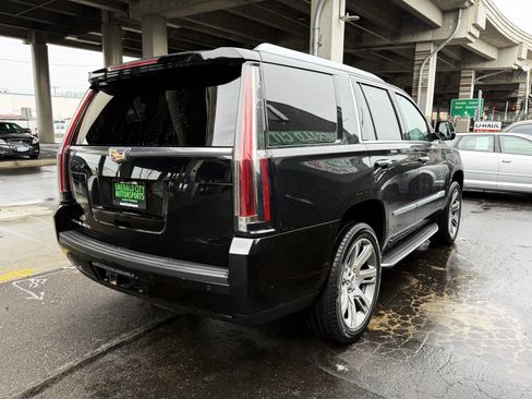 Used 2018 Cadillac Escalade Luxury AWD/4WD image 4