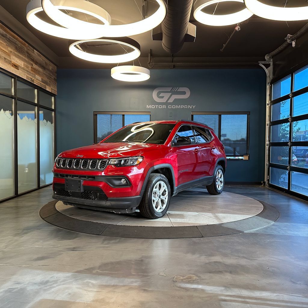 Used 2025 Jeep Compass Latitude AWD/4WD image 7