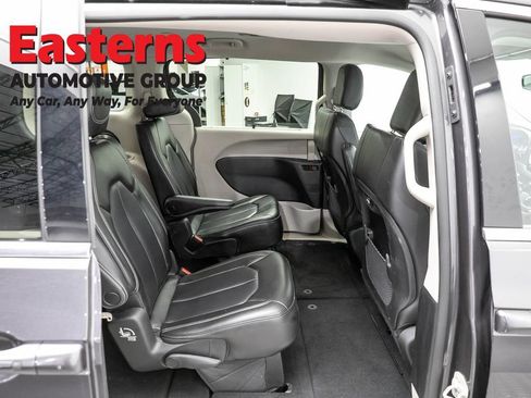 Used 2023 Chrysler Pacifica Touring-L FWD image 24