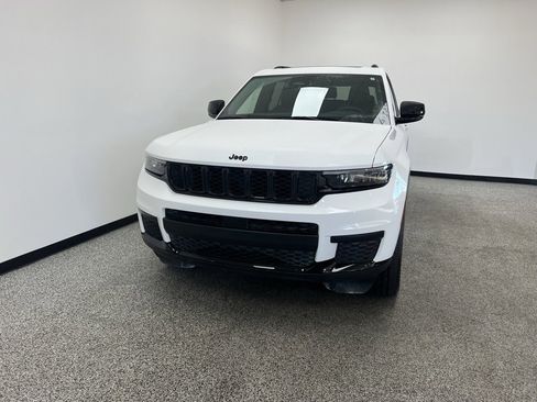 Used 2024 Jeep Grand Cherokee L Altitude image 3