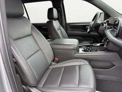 Used 2025 Chevrolet Suburban Z71 image 15