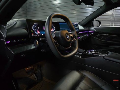 Used 2025 BMW 530i xDrive w/ Premium Package image 10