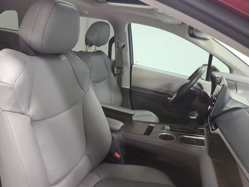 Certified 2024 Toyota Sienna XLE AWD/4WD image 15