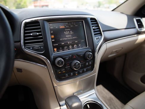 Used 2017 Jeep Grand Cherokee Limited AWD/4WD image 12