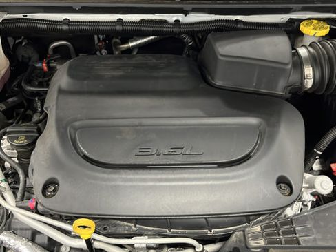 Used 2024 Chrysler Pacifica Touring-L FWD image 28