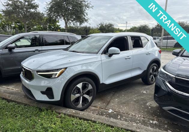 Used 2024 Volvo XC40 B5 Core AWD/4WD image 1