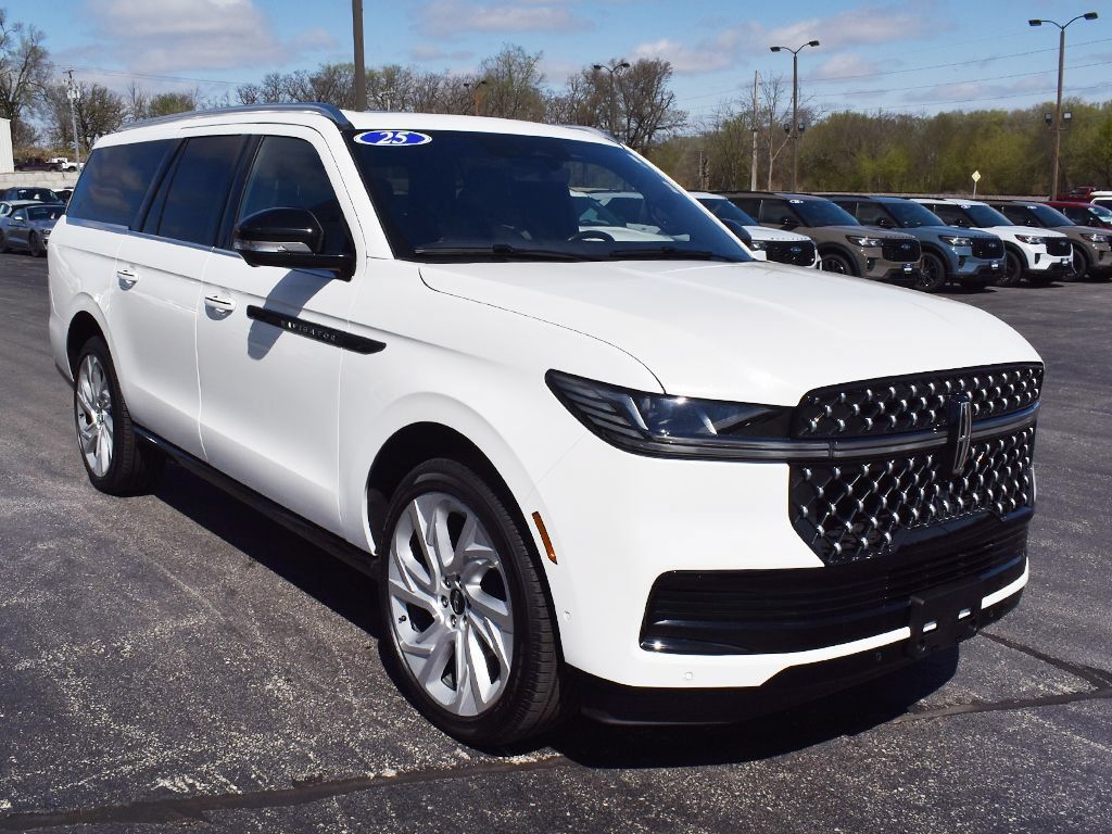 Used 2025 Lincoln Navigator L Black Label AWD/4WD image 13