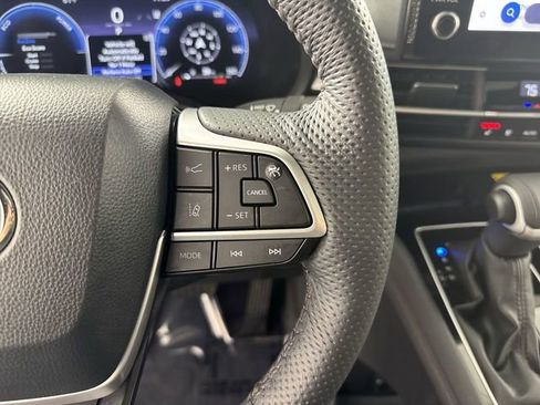 Used 2025 Toyota Sienna Platinum image 14