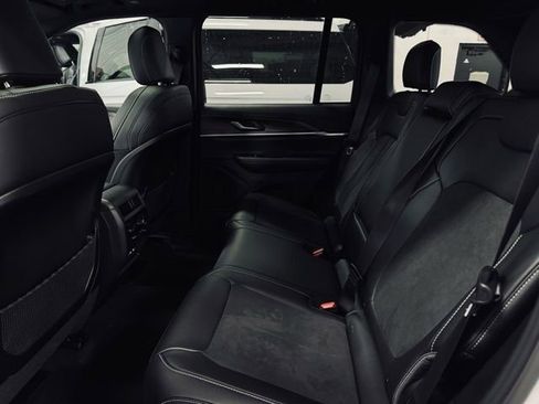 New 2026 Jeep Grand Cherokee Altitude image 17