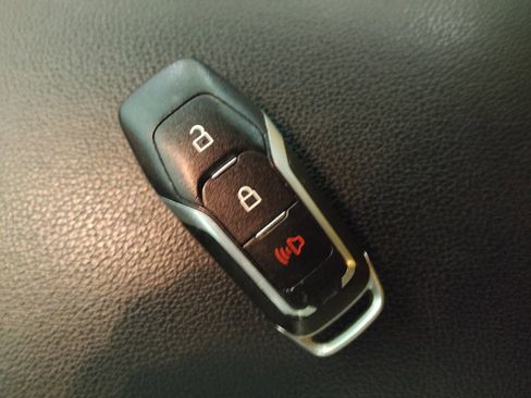 Used 2017 Ford Explorer XLT image 32