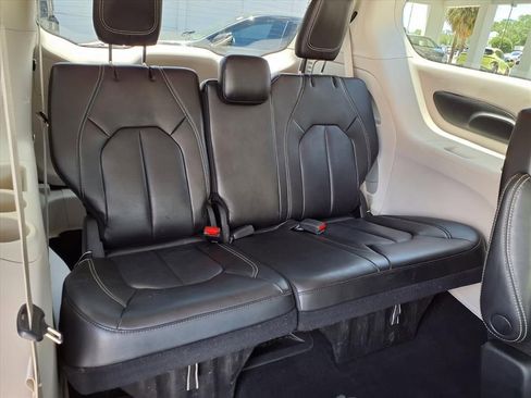 Used 2023 Chrysler Pacifica Touring-L FWD image 12