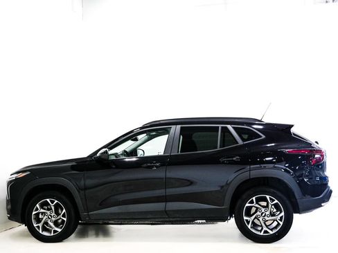 Used 2025 Chevrolet Trax LT FWD image 5