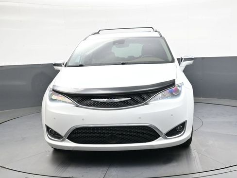 Used 2017 Chrysler Pacifica Limited FWD image 9