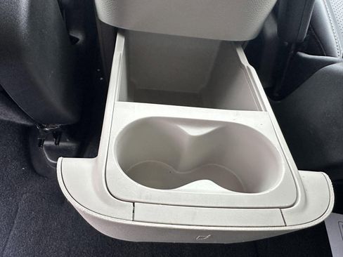 Used 2024 Chrysler Pacifica Select image 46