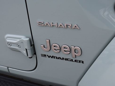 Used 2024 Jeep Wrangler Unlimited Sahara w/ Safety Group AWD/4WD image 4