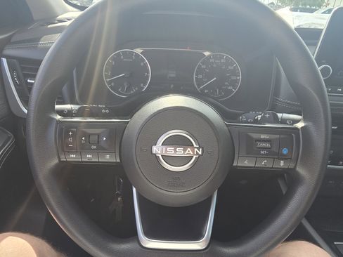 Used 2023 Nissan Rogue SV FWD image 12
